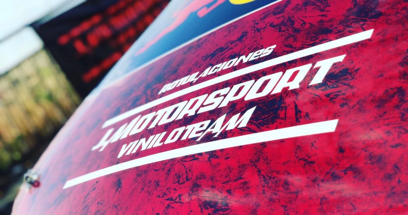 Lona impresa en rojo con el logotipo de JMotorsport