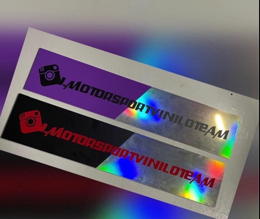 Dos pegatinas personalizadas con el @ de Instagram, una en morado y otra en negro con vinilo holográfico