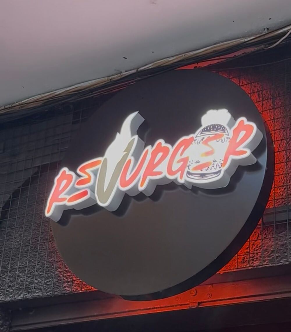 Rótulo luminoso con letras en relieve para un local de hamburguesas