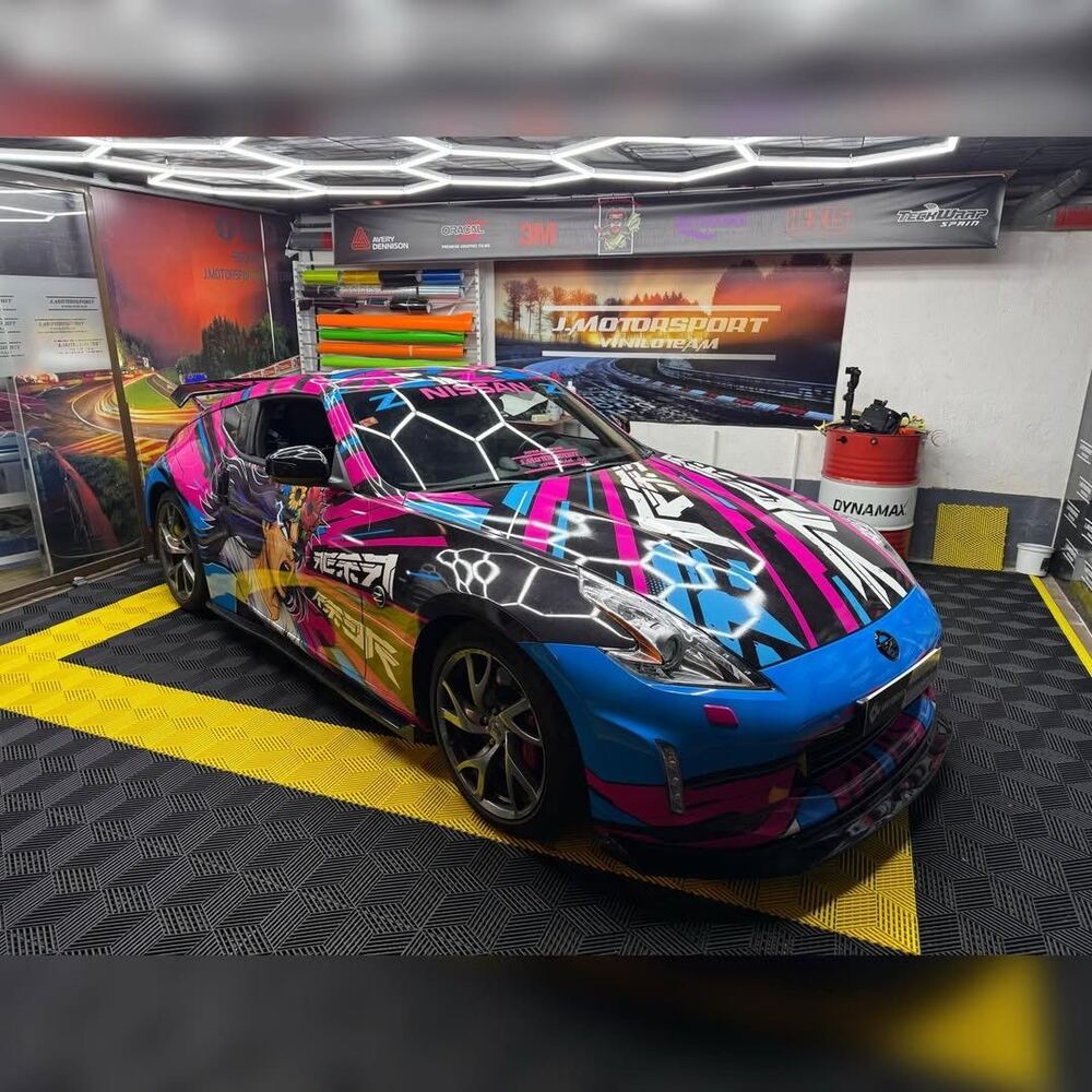 Nissan 370Z con vinilo de diseño en azul, rosa y negro dentro del taller de Illescas